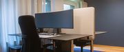Foto von Büroräumlichkeiten mit Schreibtisch